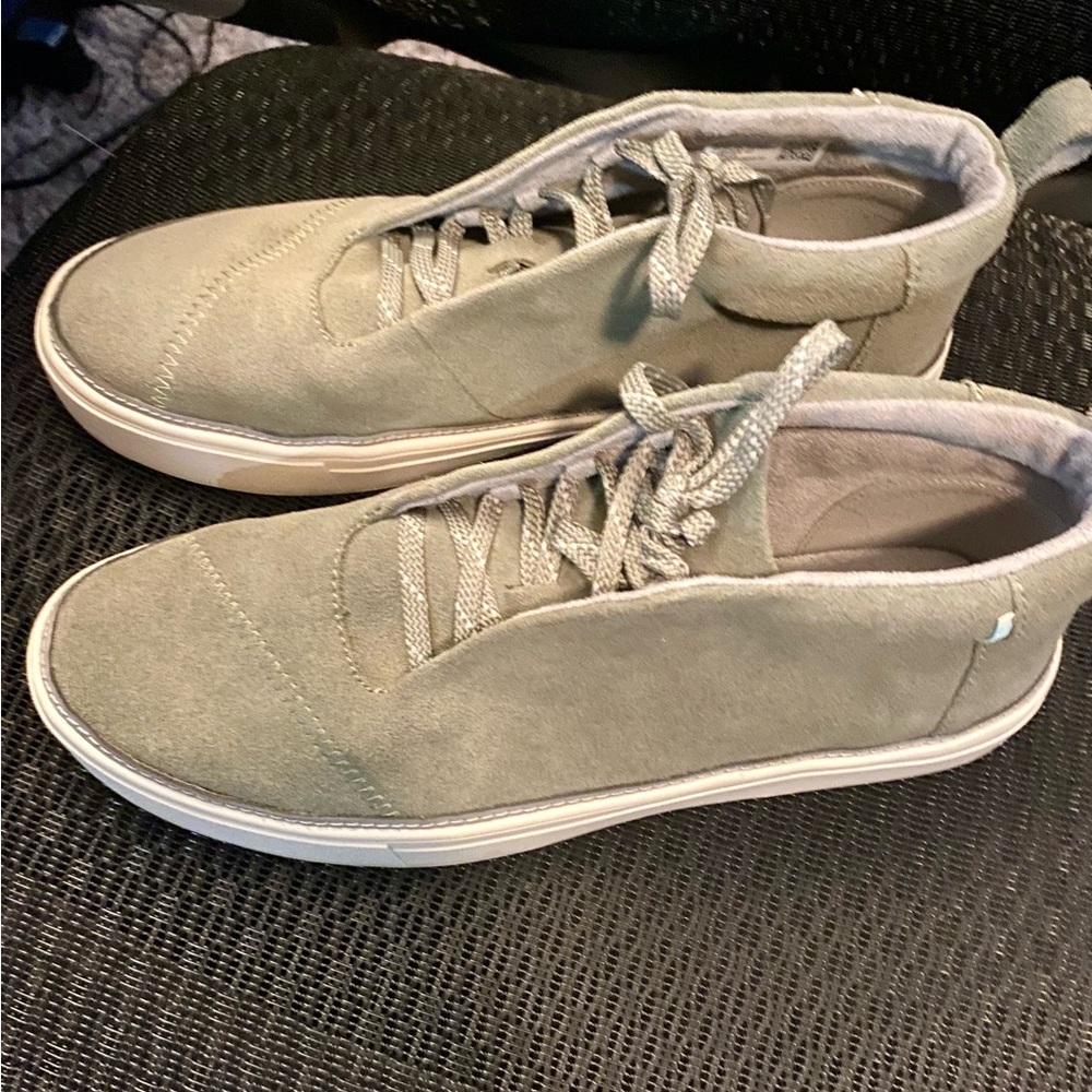 Tom’s shoes